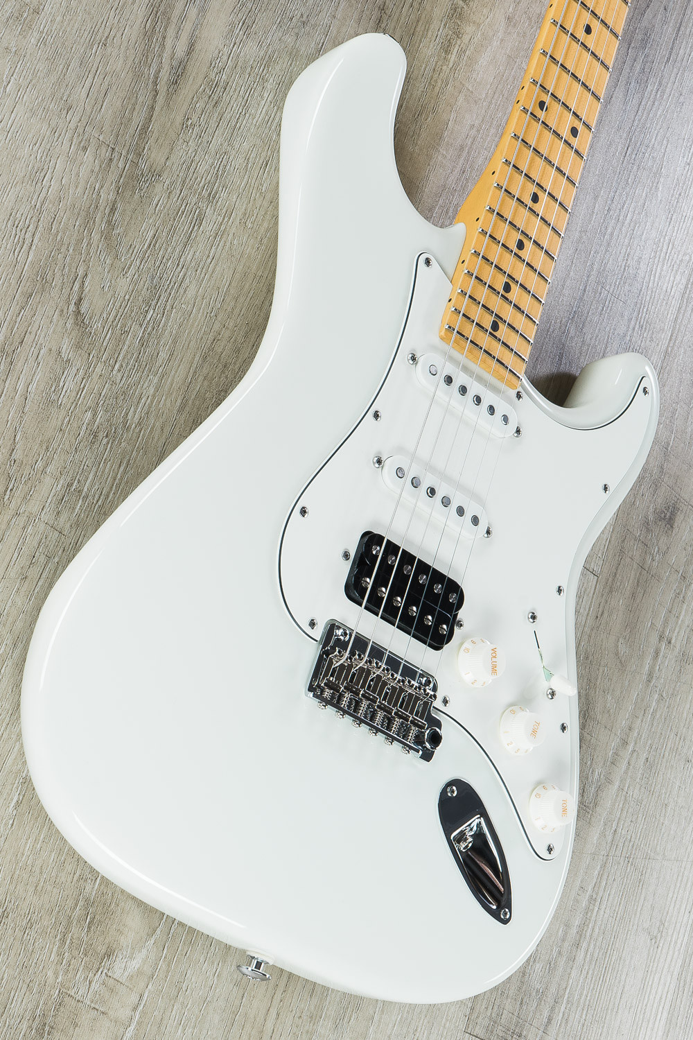 Suhr Classic S S S HSS Guitar, Olympic Weiß, Maple Fretboard, SSCII Noise ROTuction 8294d2 Suhr Classic S S S HSS Guitar, Olympic Weiß, Maple Fretboard, SSCII Noise ROTuction 8294d2