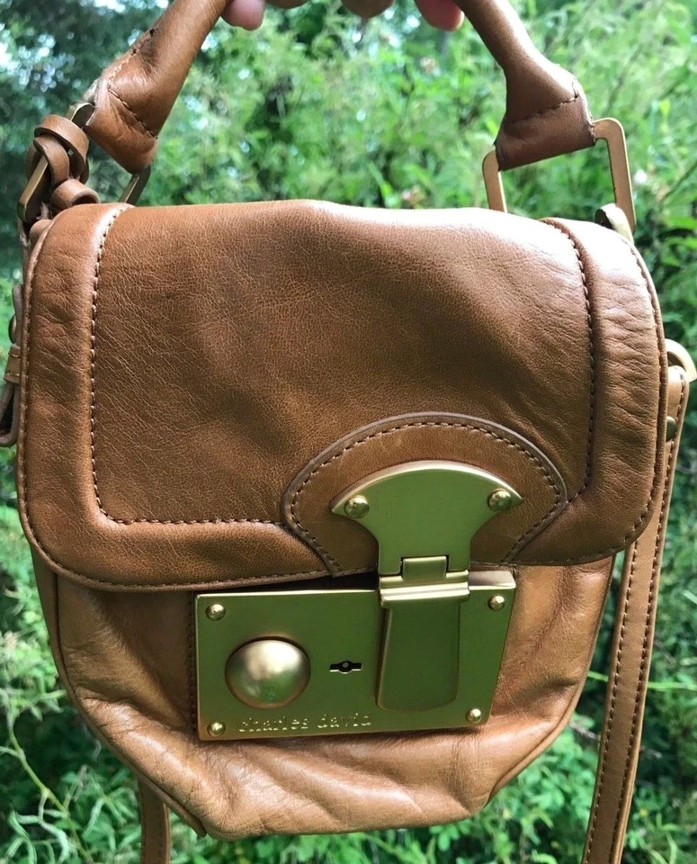 BOLSO ORGANIZADOR DE HOMBRO CONVERTIBLE BANDOLERA CONVERTIBLE Charles David Mini Petite de cuero Foto 2 de 4