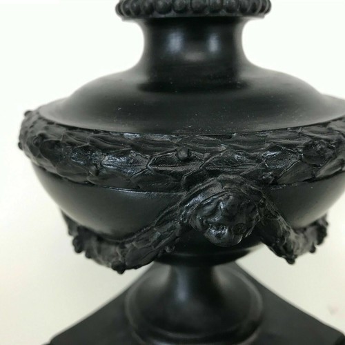 18th Century Wedgwood and Bentley Black Basalt Urn - Picture 3 of 9