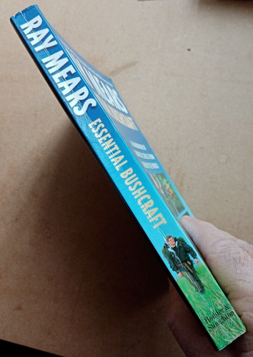 RAY MEARS BOOKS X 2 : RAY MEARS goes walking and RAY MEARS Essential Bushcraft - Picture 11 of 24