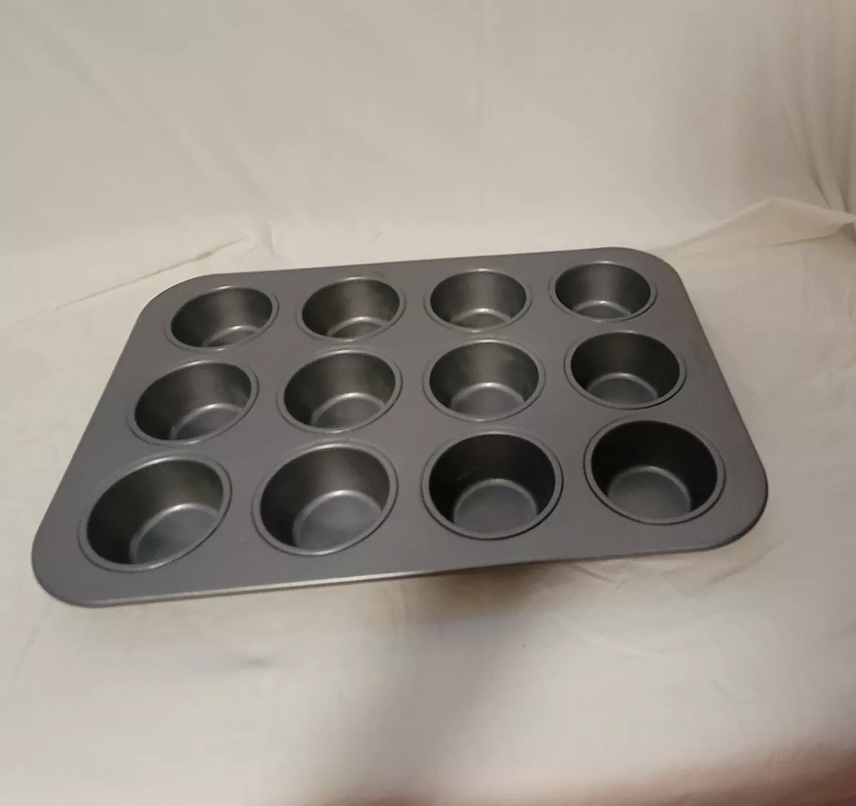 Calphalon Non-Stick Muffin Pan, 12 Cups, Sturdy Metal Baking Pan, Cupcakes