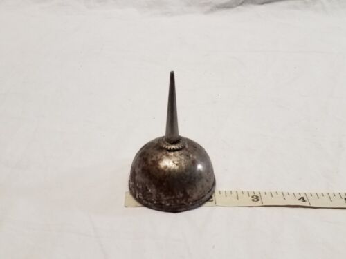 Antico oliatore in metallo marca Singer mini lattina olio macchina 3"x2" goffrato vintage - Foto 6 di 7