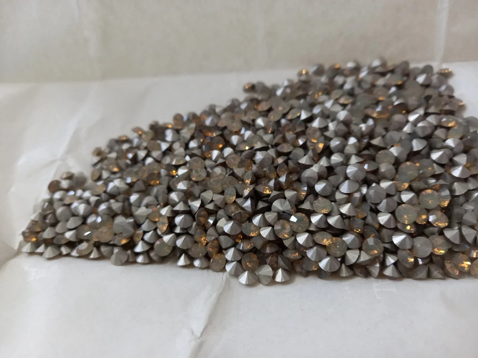 Swarovski Art.1028 SS19 Sand Opal Round Stones foiled 100pc. - Image 3 of 4