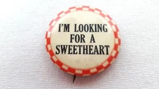 Fun Vintage Celluloid I'M LOOKING FOR A SWEETHEART Pinback Button