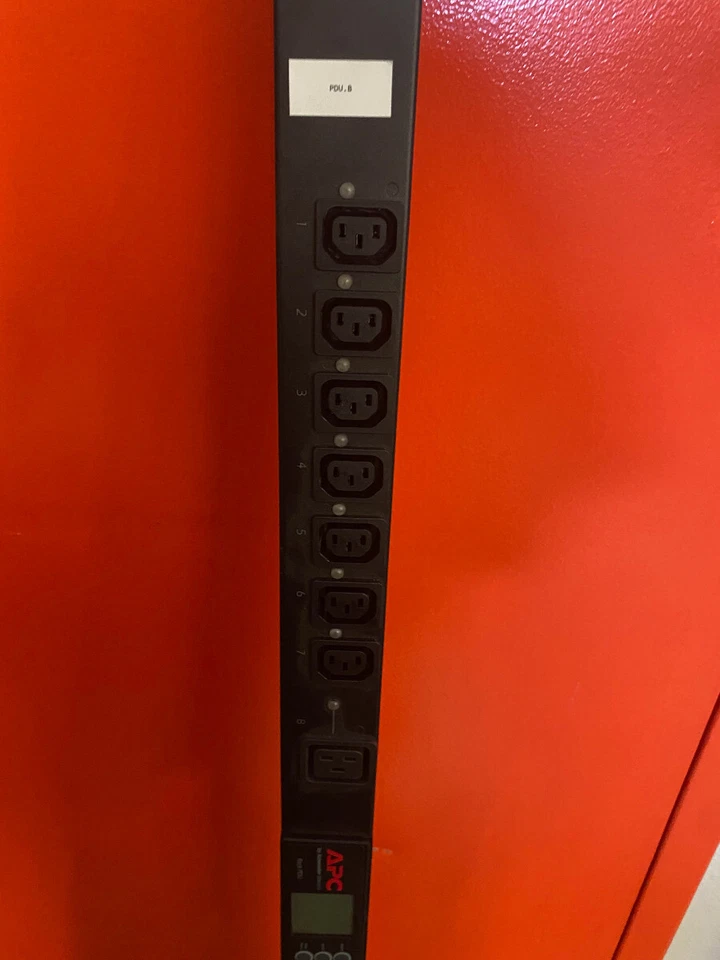 PDU para rack 2G conmutada ZeroU 20A 208V (21) C13 y (3) C19 APC AP8959NA3 Foto 4 de 4