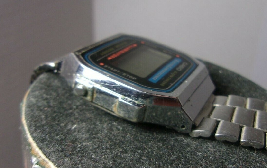 Vintage Casio LCD Wrist Watch 1572 A 168 working View 3