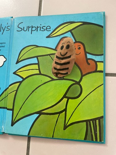SQUIGGLY WIGGLY'S SURPRISE. FINGER PUPPET LEARNS ABOUT COLOURS. COLLINS SURPRISE - Picture 3 of 6