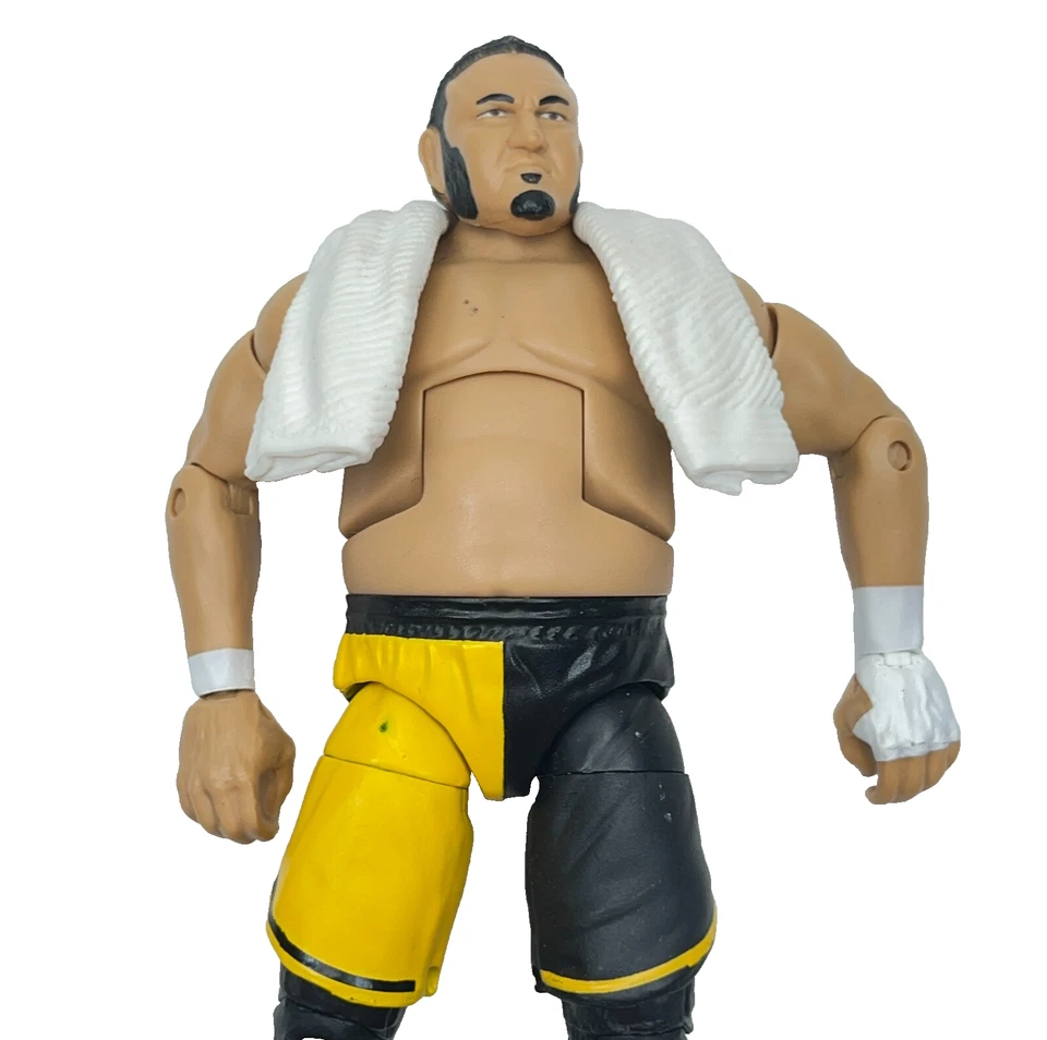 Figura de acción WWE Samoa Joe colección Elite exclusiva toalla de lucha amarilla Foto 2 de 4