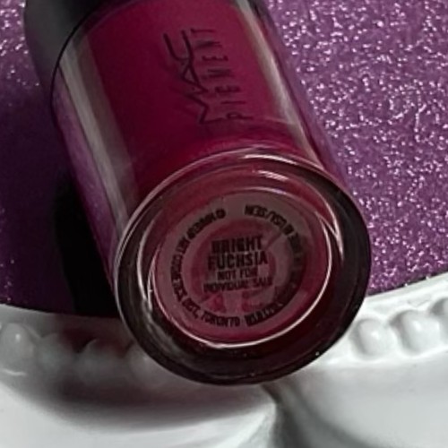 MAC Holiday Loose Eyeshadow Pigment~ BRIGHT FUCHSIA ~ mini size - Picture 3 of 4