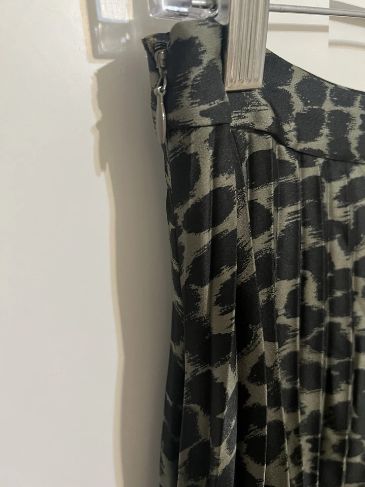Falda midi plisada satinada con estampado animal de guepardo Banana Republic talla 0 Foto 4 de 4