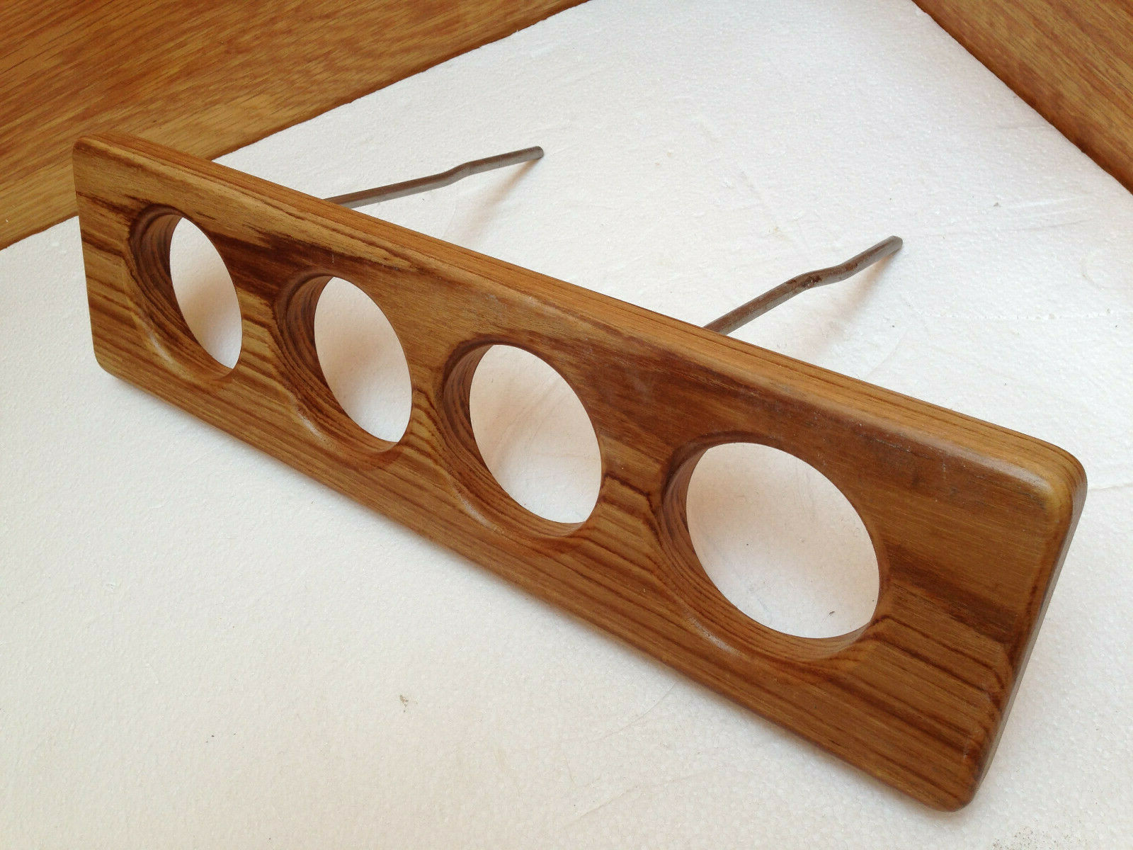 LEWMAR Whitlock Teak 4 Position Glass Holder roestvrij benen Deel nr. 89400020 LEWMAR Whitlock Teak 4 Position Glass Holder roestvrij benen Deel nr. 89400020