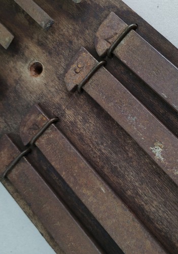 GRANNY'S TOOTH ROUTER PLANE AND TEN BLADES - MOUNTED AS MUSEUM DISPLAY ITEM - Picture 15 of 18