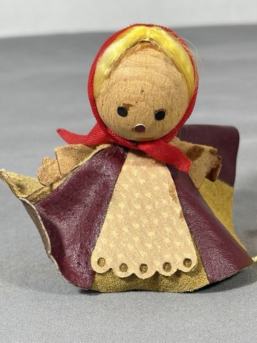 Leather And Wood Mini Poland Doll 3" Capelia Pamiatka SPOLDZIELNIA PRACY - Picture 2 of 11