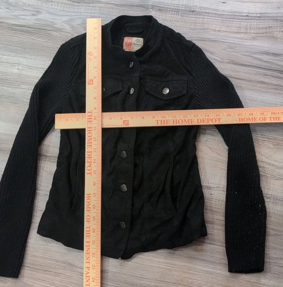 Chaqueta de poliéster abotonada tallada con volantes diestro negra talla pequeña excelente estado Foto 2 de 4