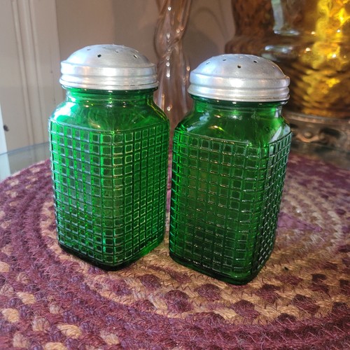 Vintage Pair Of Owens Illinois Green Glass Waffled Salt And Pepper Shakers USA - Picture 3 of 6