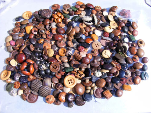 TIN OF 330 VINTAGE LEATHER & LEATHER LOOK BUTTONS + SOME WOODEN BUTTONS - Imagen 3 de 4