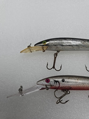 2 Vintage Rebel Spoonbill Minnow Black/Silver 4 1/2" Rattlin Deep Jerkbait Lures - Picture 2 of 13