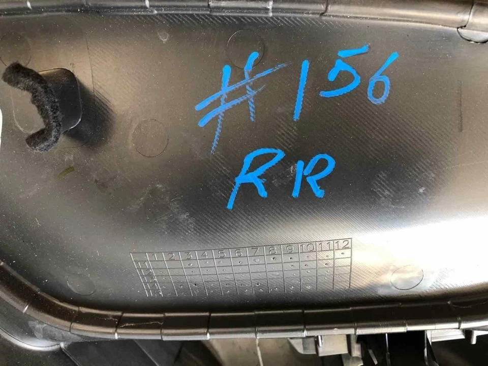 Cubierta del panel de moldura de la puerta trasera Nissan Versa 2016 lado derecho del pasajero 82922 3BA0A  Foto 2 de 4