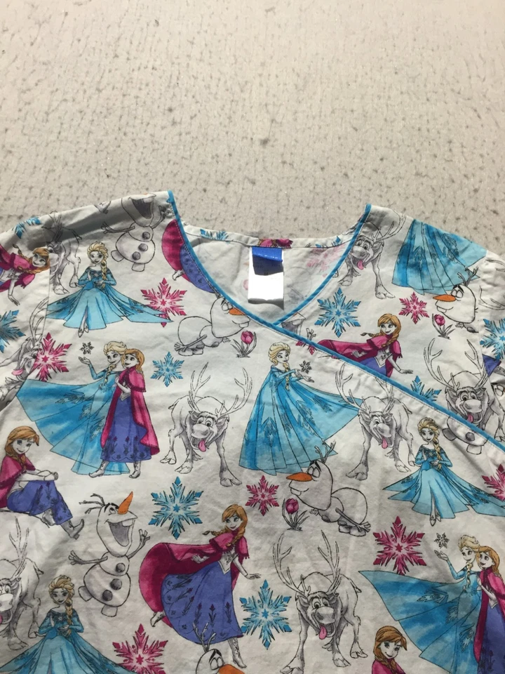 Camisa Médica Disney Para Mujer M Mediana Frozen Bolsillos Elsa Cuello en V Capas Corta Slv Foto 2 de 4