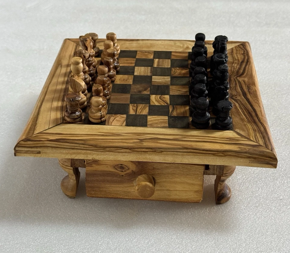 Juego de ajedrez de madera de olivo con piezas de juego. Foto 3 de 4