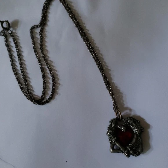 Collar colgante de peltre artesanal hecho a mano corazón Romeo y Julieta años 80 Foto 2 de 4