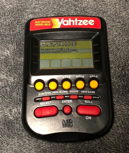 Milton Bradley 1995 Yahtzee gioco elettronico portatile - vintage testato e funzionante - Foto 2 di 4