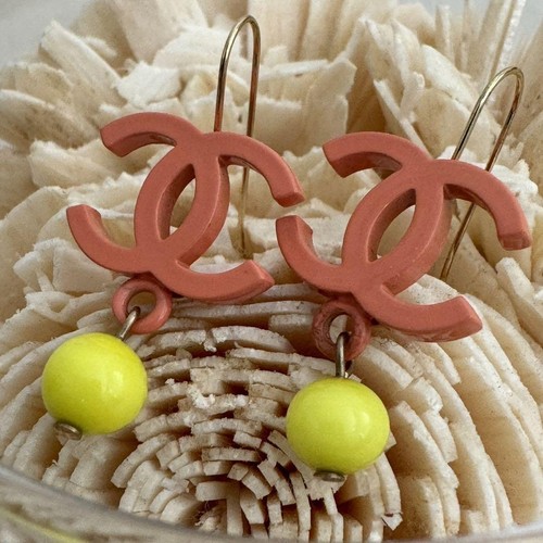 CHANEL Creolen Coco Mark 03S Perlen rosa gelb Damen Accessoire U2861