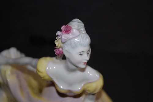 ROYAL DOULTON FIGURINE  Ninette  Copr. 1970 H.N.2379 - Picture 5 of 11