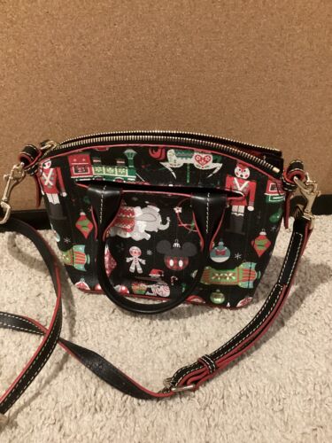 Borsa a tracolla nuova con etichetta Disney Dooney & Bourke 2018 porta passaporto vacanze Natale - Foto 4 di 4