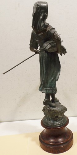 Antique Bronze Figurine 40cm " Peasant Woman / Maid with Fork " on Wooden Base - Picture 7 of 11