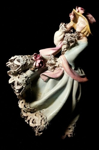 Vintage / Antique Lady Figurine in plaster with real hardened-lace details - Picture 2 of 11