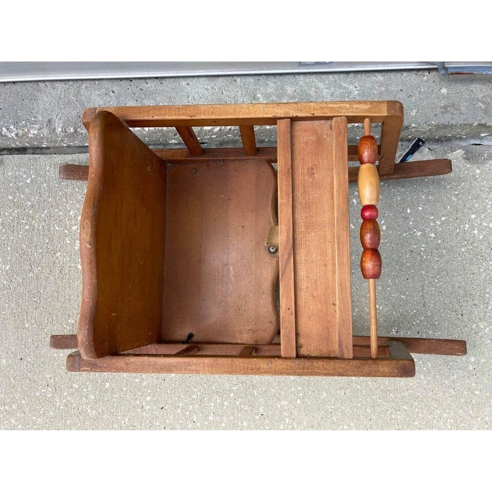 Mecedora balancín vintage de madera curvada para bebé Foto 2 de 4