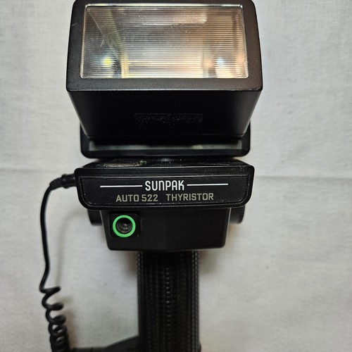 Sunpak Auto 522 Thyristor Handle Mount Camera Flash with Bracket, Sync Cord - Picture 2 of 13