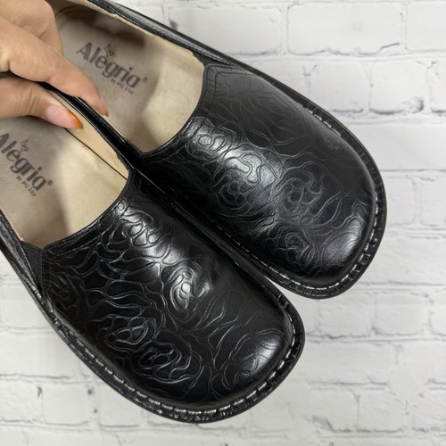 Zueco Alegria para mujer talla 8,5-9 EE. UU. 39 UE negro floral adornado zapatos de casa - Imagen 8 de 10