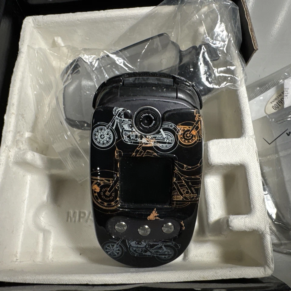 LG VX8350 – Silver (Verizon) Flip Cell Phone - Image 2 of 4