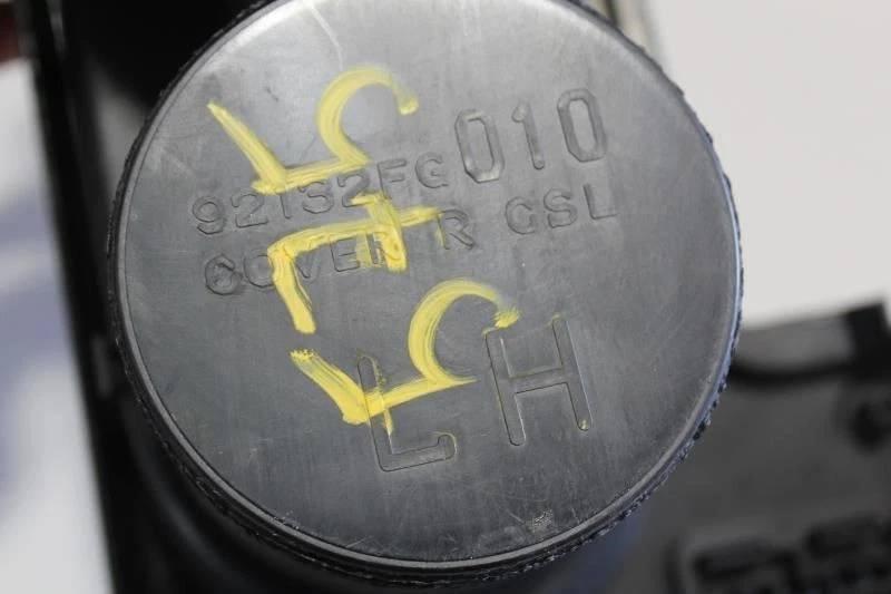 2015 2016 2017 2018 2019 2020 SUBARU IMPREZA WRX consola portavasos 92132FG010 Foto 3 de 4