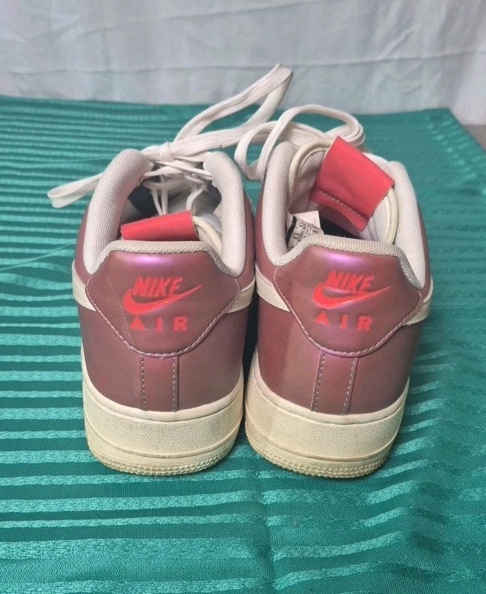 Camiseta baja Nike Air Force 1 '07 LV8 iridiscente para hombre talla 9,5 rosa y blanco  Foto 4 de 4