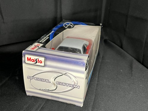 Maisto Special Edition 1970 Dodge Challenger R/T Coupe  1:24 Scale Red - Picture 2 of 6