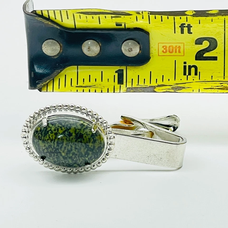 Clip de corbata tono plata cabujón piedra verde ovalado estilo vintage Foto 4 de 4