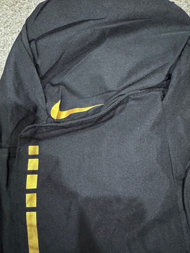 Mochila Nike Hoops Elite 32L negra con logotipo dorado - Imagen 3 de 4