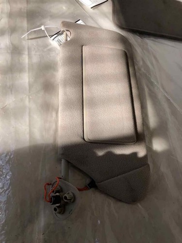 2000 - 2004 CADILLAC SEVILLE SLS Front Sun Visor w/ Mirror & Light Driver Left - Picture 4 of 19