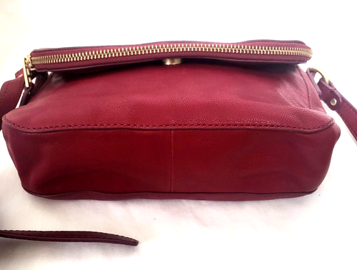 Bolso Bandolera Fossil Preston Solapa Cuero Rojo Granate Herrajes Dorados y Bolsa para el Polvo - Imagen 4 de 12