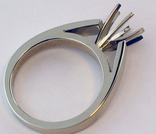 ANILLO SOLITARIO 2,50 QUILATES MONTAJE 4,5 MM ANCHO PESADO ORO BLANCO MACIZO 14K - Imagen 2 de 14