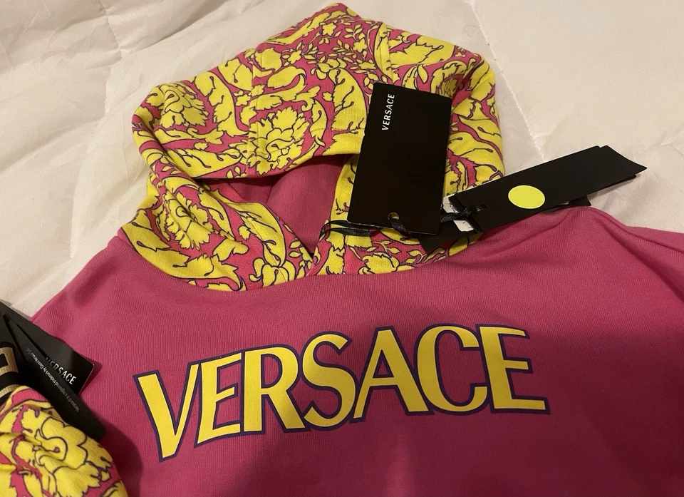 Sudadera con capucha Versace nueva con etiquetas para niñas pequeñas talla 5. Rosa intenso con estampado barroco. Foto 3 de 4