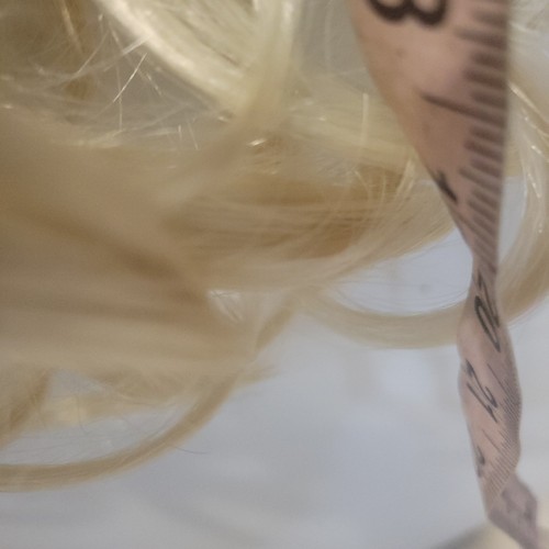 Peluca rizada en capas largas rubia clara de 20" - Imagen 5 de 7