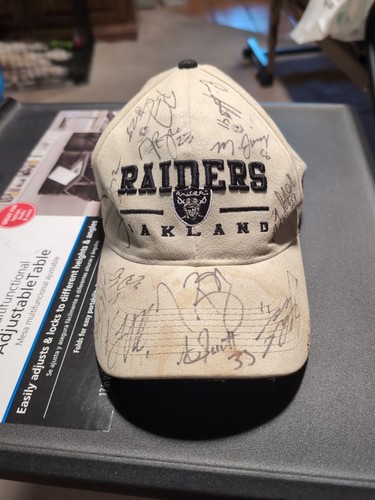 Oakland Raiders Mütze handsigniert gebraucht mehrere Autogramme nicht sicher wer ist wer - Bild 13 von 24