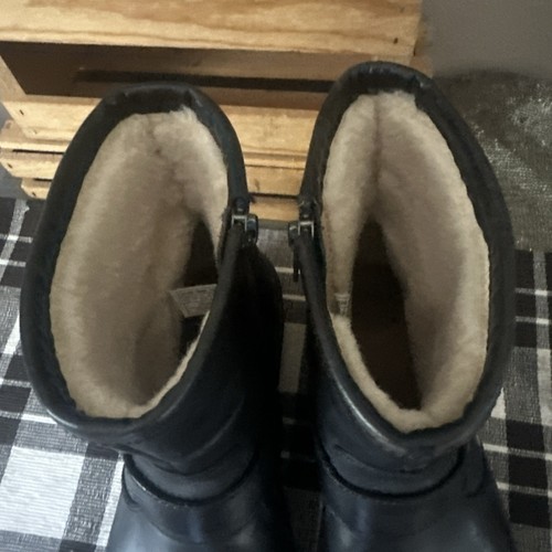 Stivaletti UGG Bryce neri in pelle con logo montone foderati e zip 11/42 usati - Foto 11 di 24