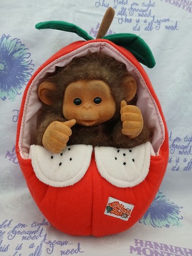 Vintage Little Monkey Lost Hosung Plüsch Handpuppe in rotem Apfel beflockt Affe - Bild 1 von 20
