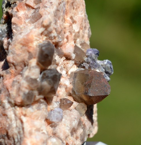 Quartz fumé & Microcline 34 gr - "Black Hole" Pocket, Park County, Colorado, USA - Picture 3 of 6