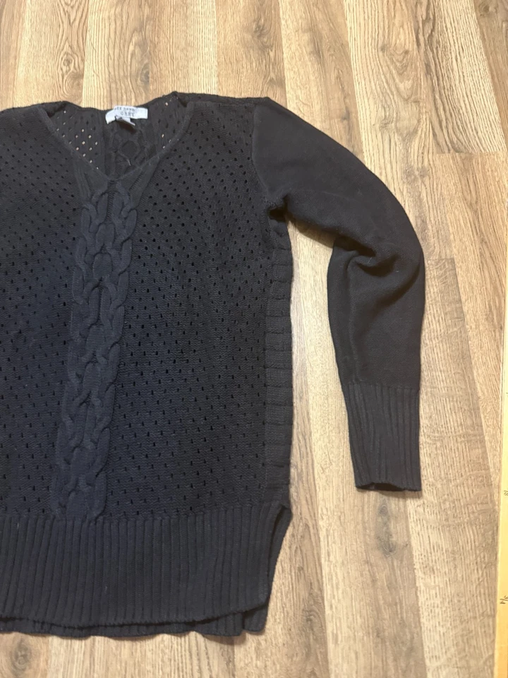 Suéter gris tallado con volantes, para mujer talla mediana, negro, tejido con cable, cuello en V Foto 4 de 4